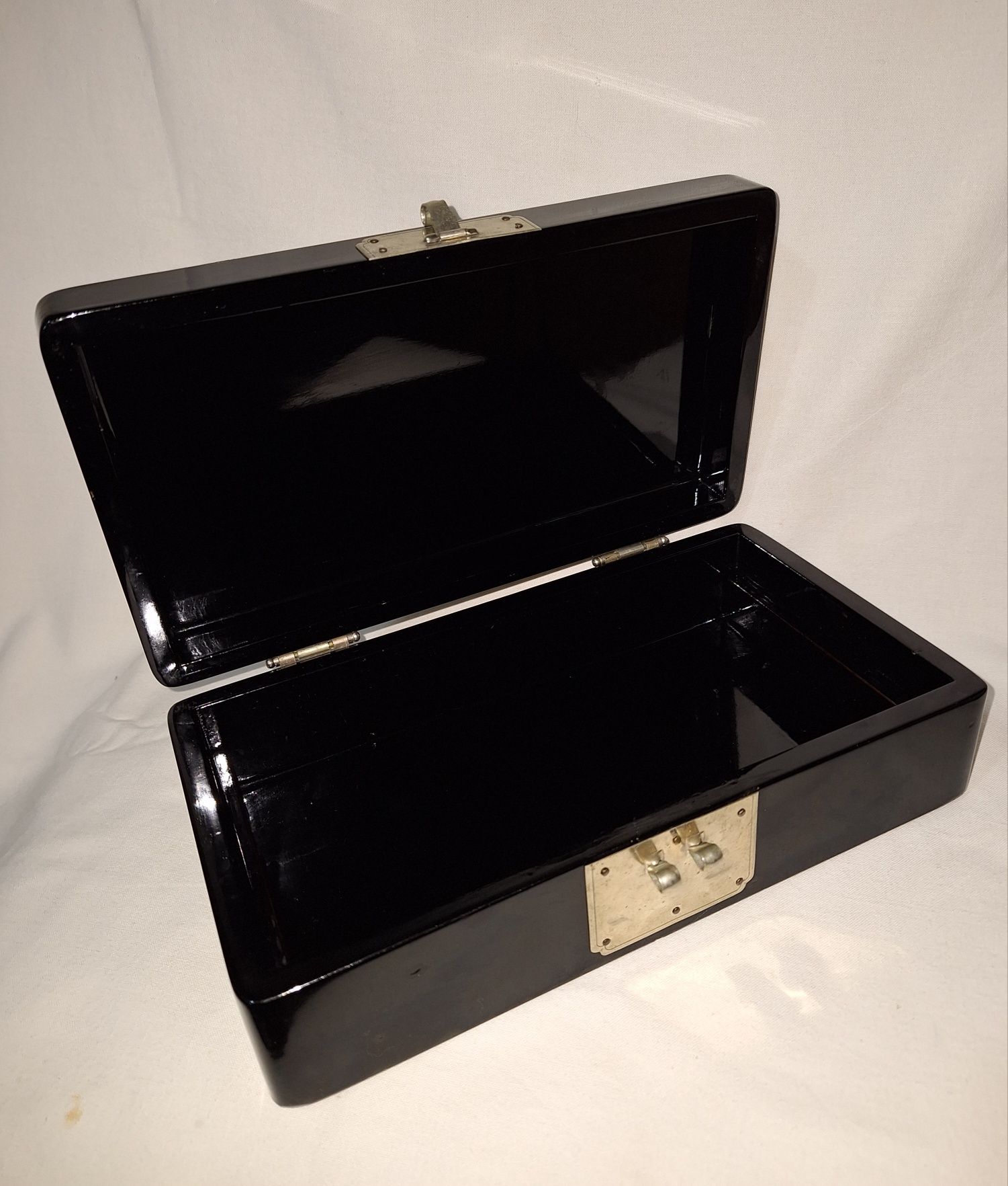 Стара лакирана кутия с интарзия седеф и катинар