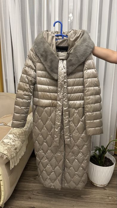 Стёганое зимнее пальто с воротником из натуральной норки