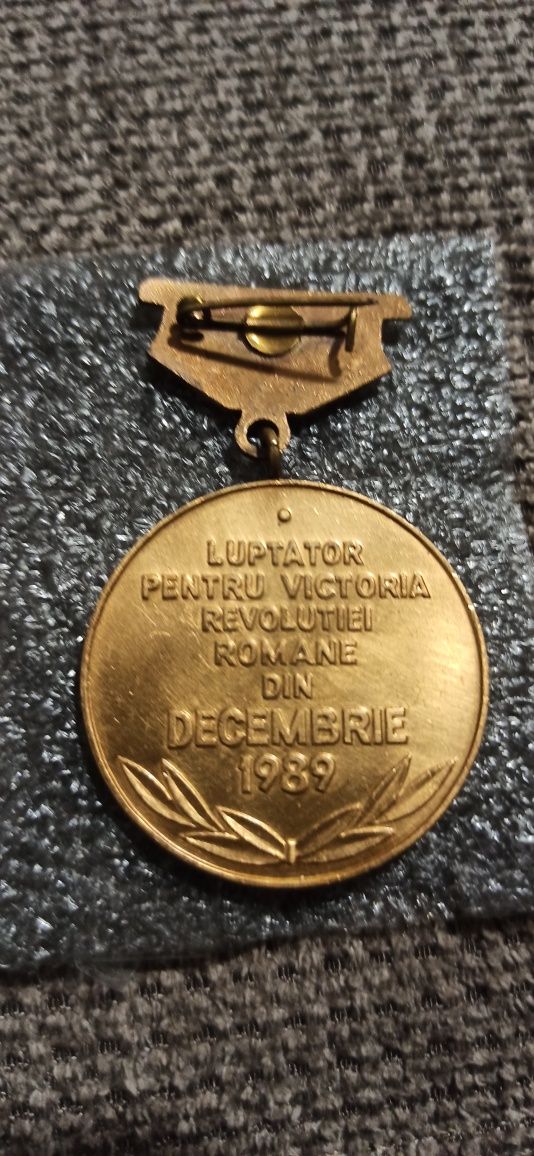 Insigna, medalie Luptator pt victoria revolutiei 1989, rara, ca nou