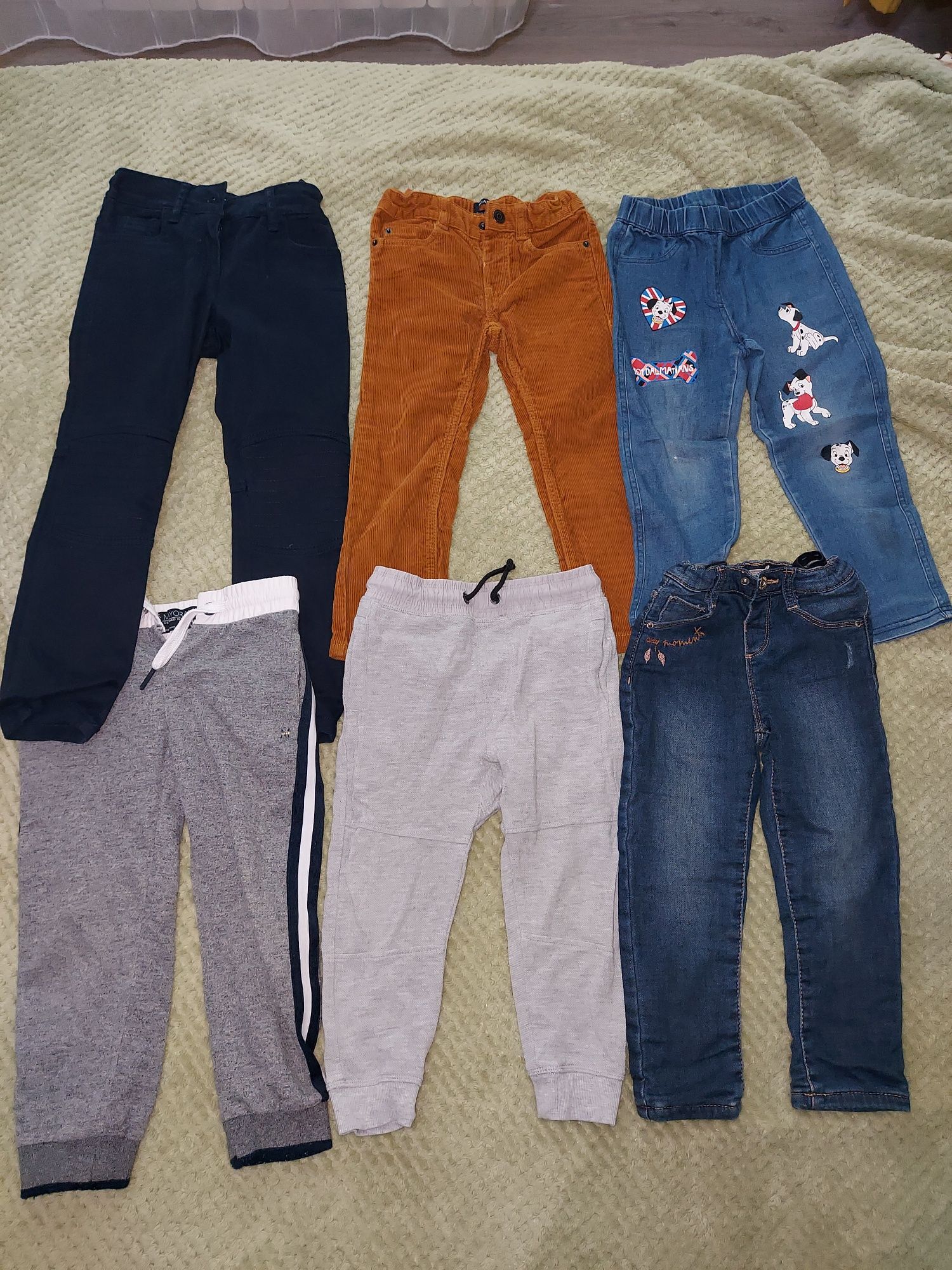 Pantaloni, pulovere, articole pentru băieți cu vârste între 3-5 ani
