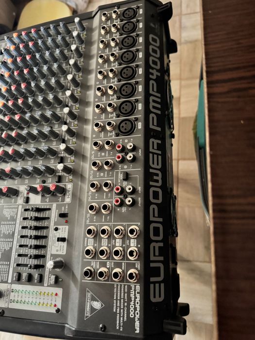 Vând mixer activ Behringer