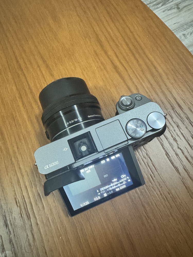 Sony A6000 с обектив 16-50mm OSS