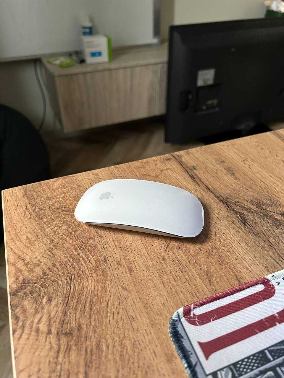 Magic Mouse с usb c-lighting проводом. Есть черный и 2 белых