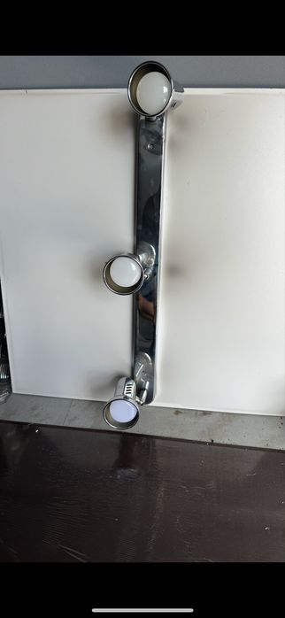 Спот с три крушки за таван