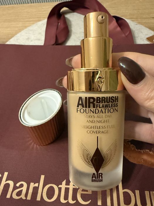 Charlotte Tilbury- Airbrush Flawless Founddation 7 Neutral