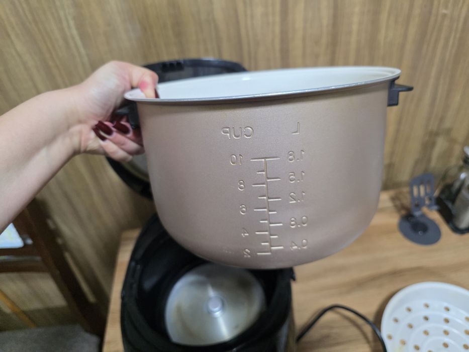 Срочно продаю мультиварку