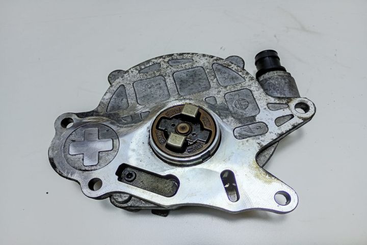 Pompa vacuum 1.6 tdi 03L145100 Volkswagen VW Golf a 6-a generatie ser