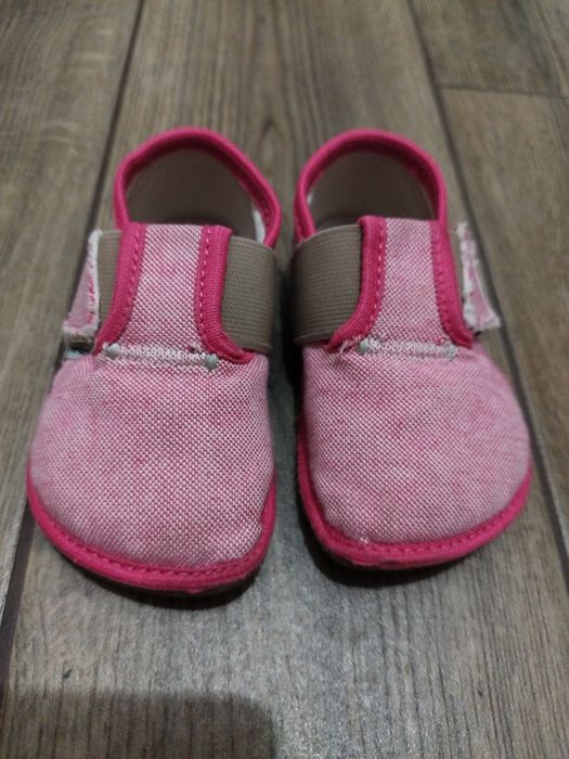 Боси пантофи момиче