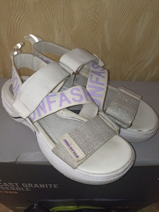 Продам сандали 38 размер