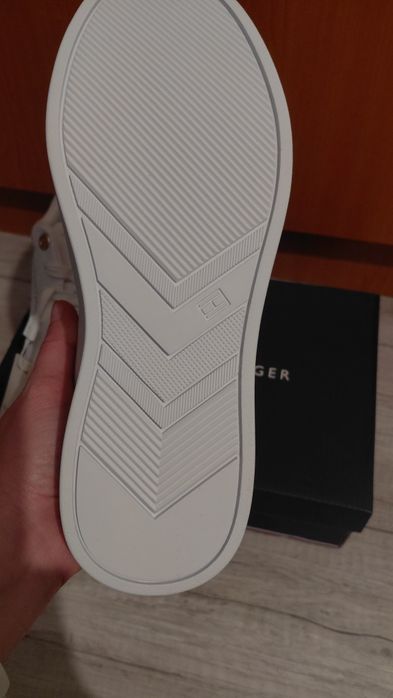 Pantofi noi Tommy Hilfiger marimea 37