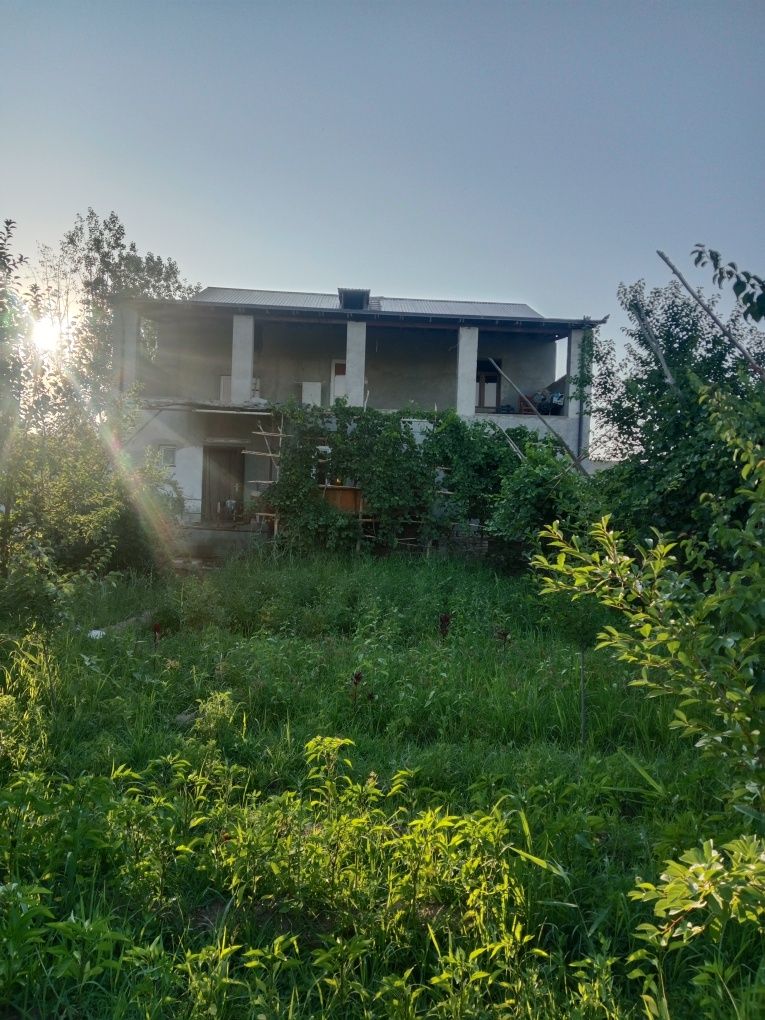 Urganch tumanida 600 metr kvadrat 2 qavatli hovli zudlik bn sotiladi