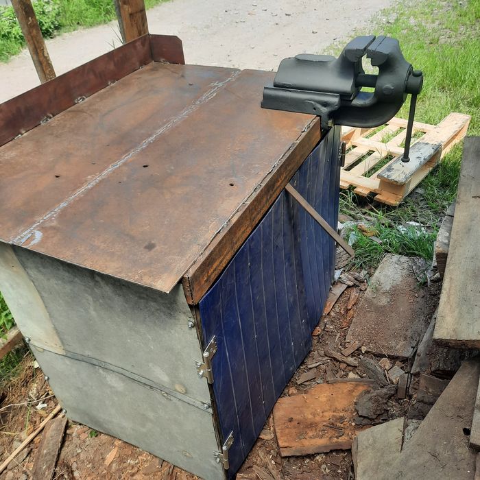 Banc de lucru cu menghina