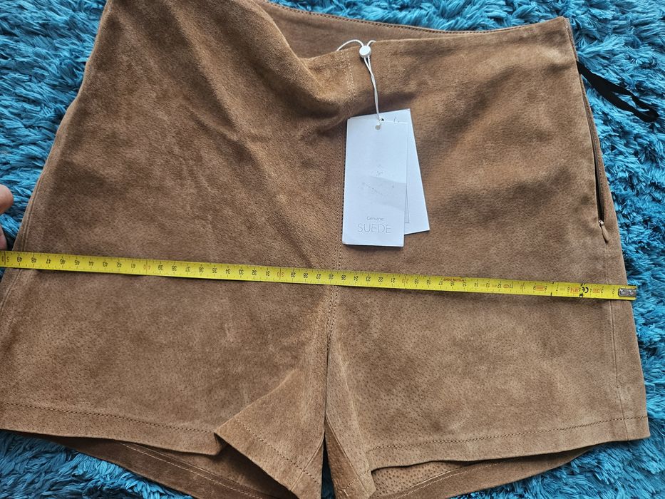 Pantaloni scurti piele naturala intoarsa