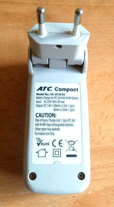 Încărcător pentru baterii AA și AAA