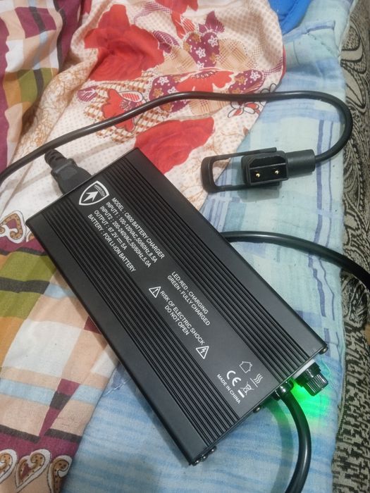 Încărcător profesional 67.2 v, 5000mah