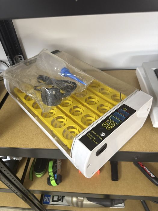 Incubator nou automat 24 oua 60w, 220v rotire automata