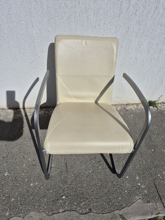 Vand scaun cadru metalic,sezut/spatar tapitat culoarea crem,made Italy