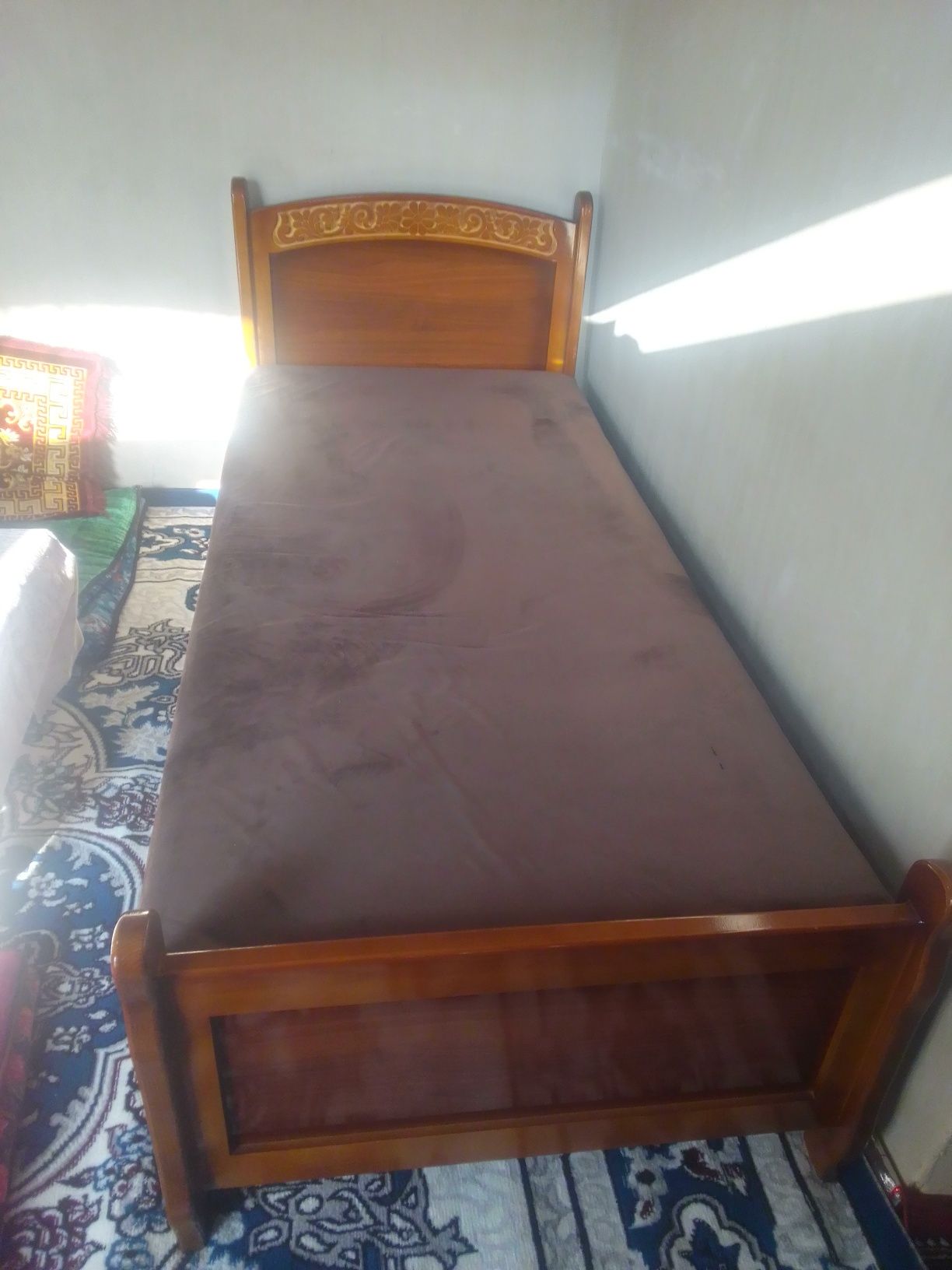Divan yangi ishlatilmagan yogʻochdan  matrasi qalin  machalkasi qalin.