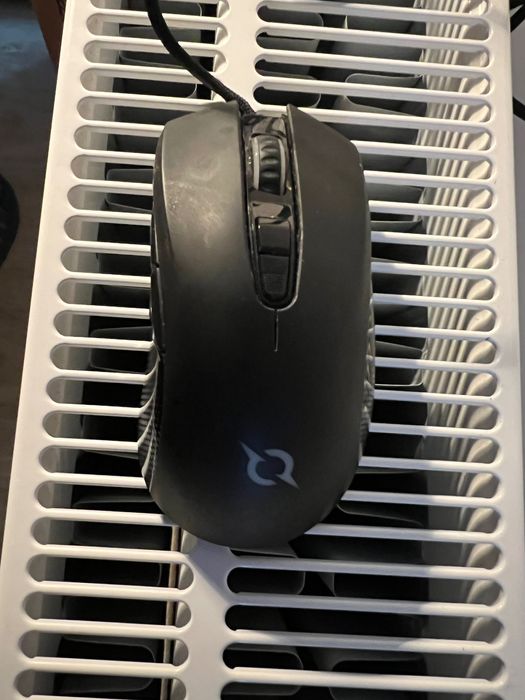 Mouse-ul este de vânzare cu iluminare din spate.