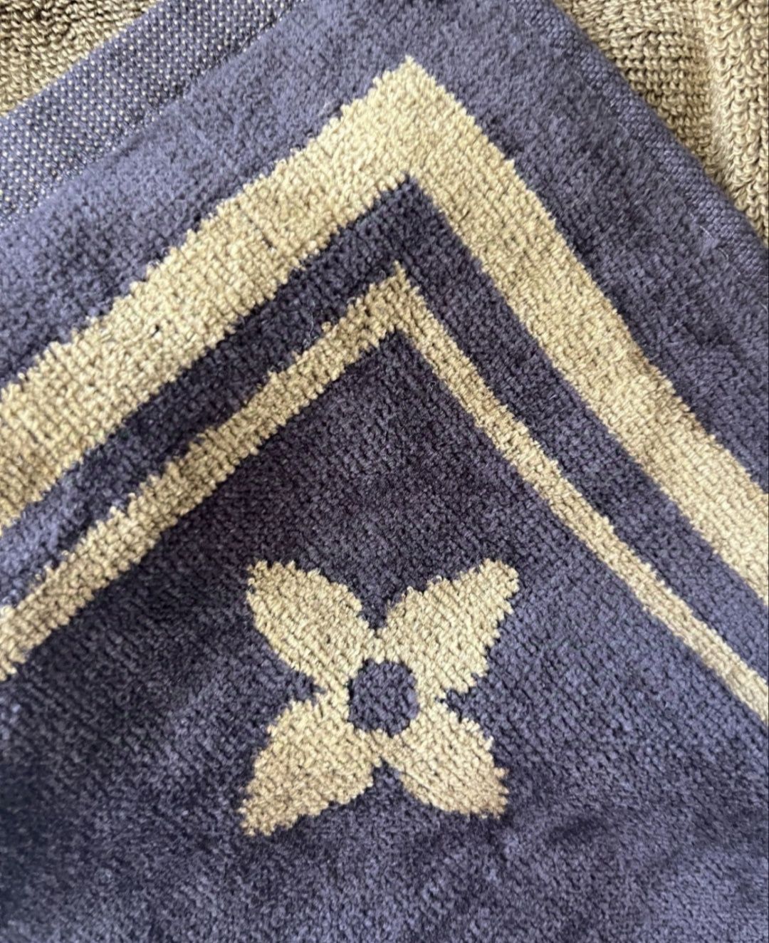 Louis Vuitton culoare maro inchis