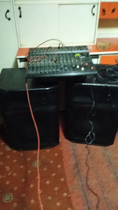 Vând boxe și un mixer boxele 2400 w iar mixerul 3500 w