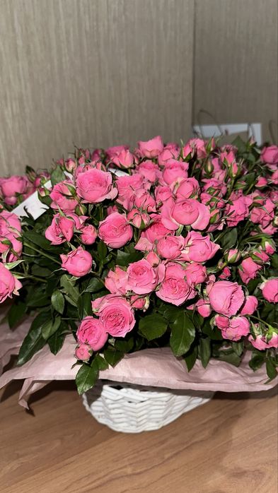 Кустовые розы в корзинке