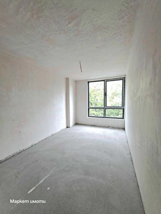 Три стаи с бокс, Езикова гимназия