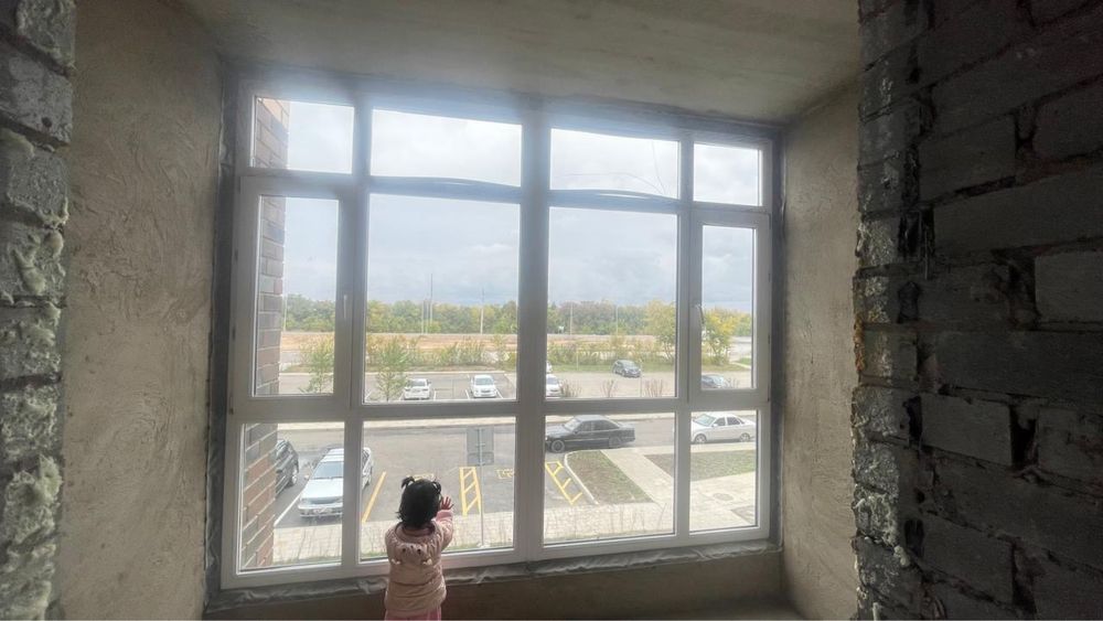 Срочно продам окно со стеклом и дверь от балкона