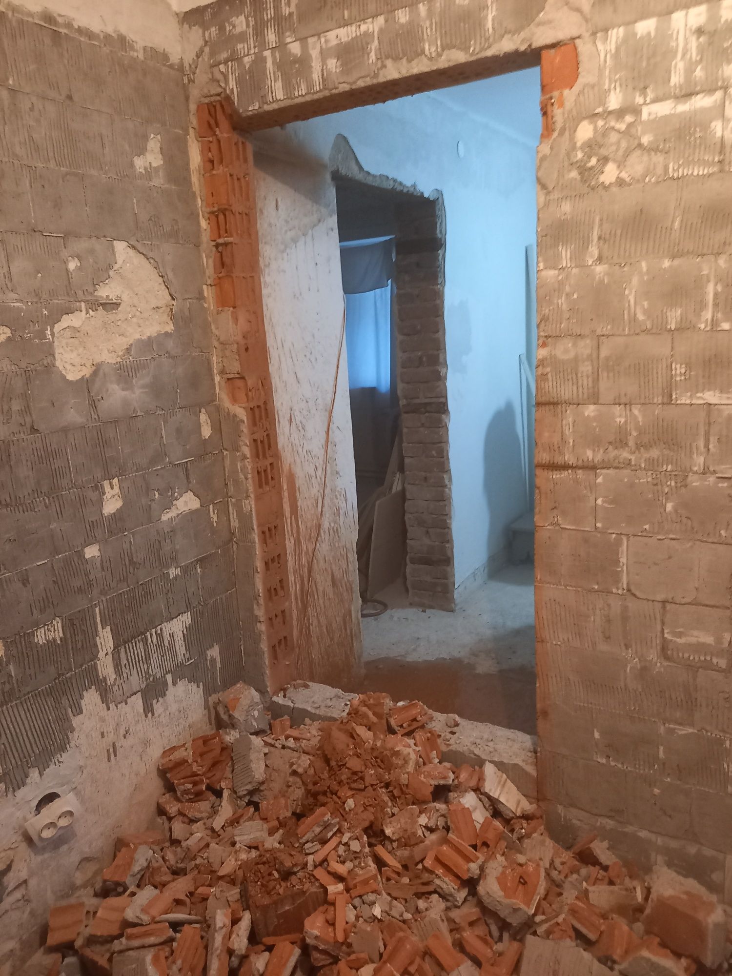 Decopertare Gresie Faianta Taiere TaiatPerețiBeton Santuri elec Brașov