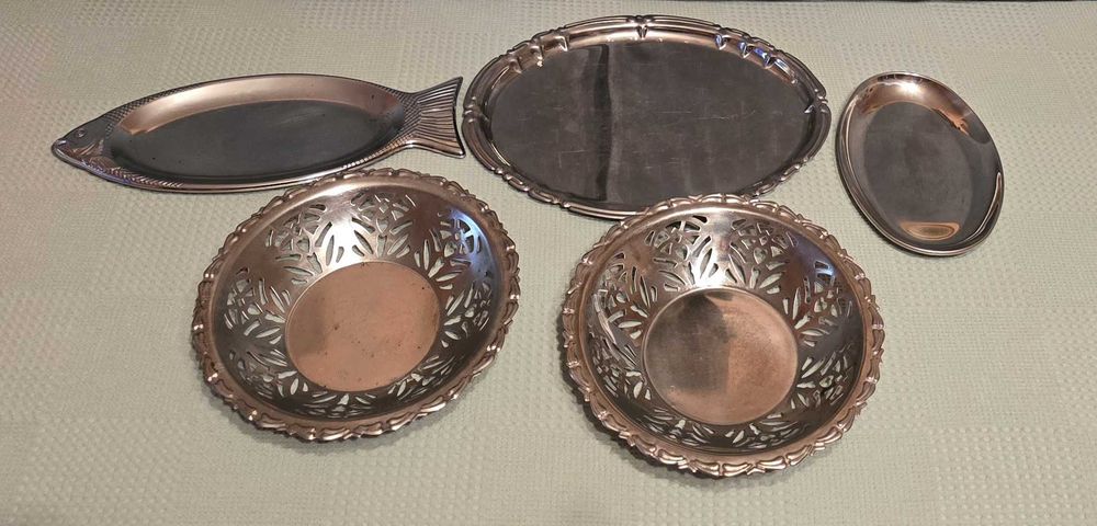 Seturi de farfurii și alte piese din inox