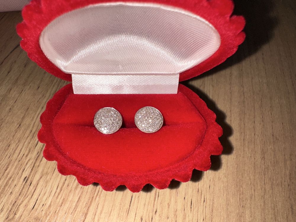 Продаются золотые серьги