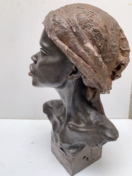 Скулптура бюст на африканска жена