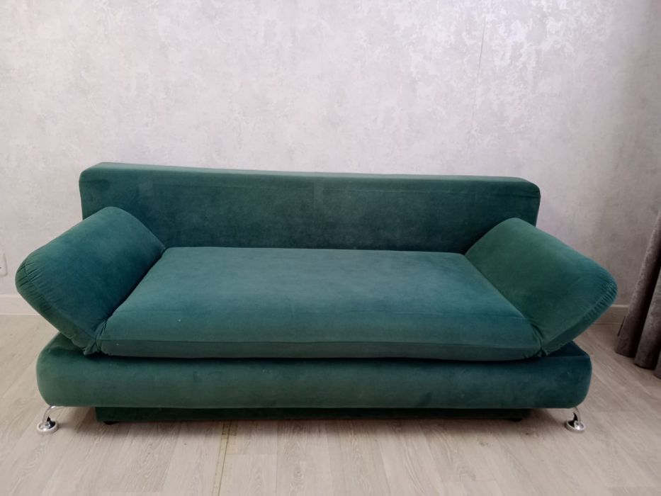 Продается раскладной диван. Цвет зелёный. Пользовались очень аккуратно