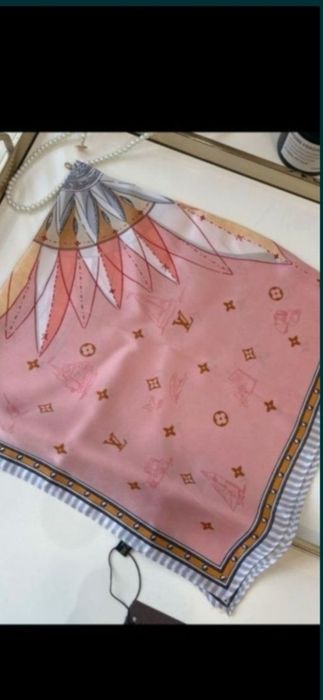 Eșarfă Louis Vuitton model 2026,  70×70cm, 2 modele