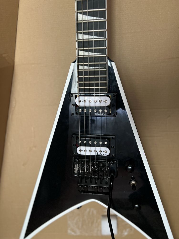 Jackson JS Series King V JS32 Black with White Bevels
