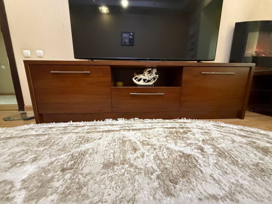 Тумба под телевизор орех .