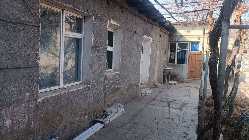 8 sotixlik uy sotiladi, Baraxolka bozor yonida, 6 xona 3 ta daliiz