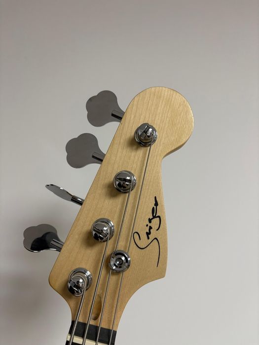 Бас-гитара в хорошем состоянии.