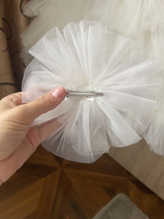 Vand rochita fetite+accesoriu pentru cap