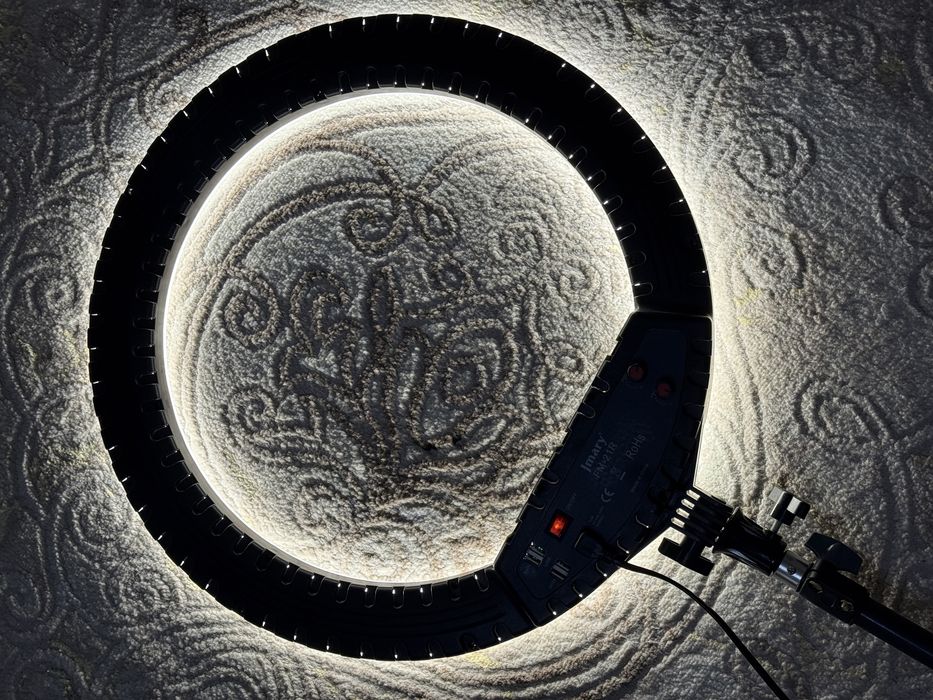 Продается кольцевая лампа, диаметр=52 см + в подарок железный штатив