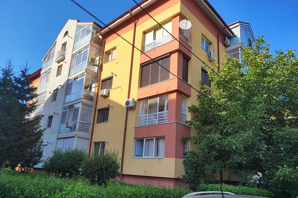 Apartament spatios cu 3 camere de închiriat