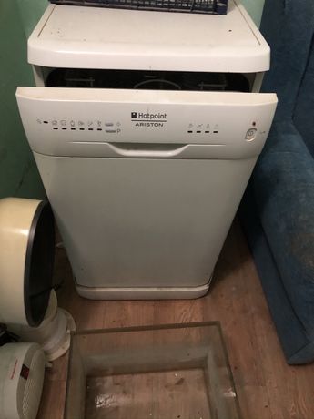 Посуда моющая машинка в рабочем состоянии