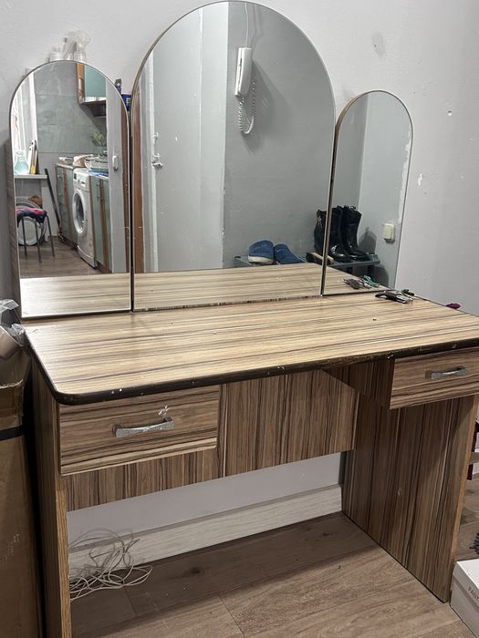 Продам косметический столик с зеркалом.