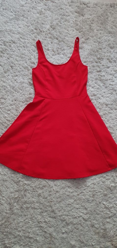 Дънкова, червена рокля, бяла пола
