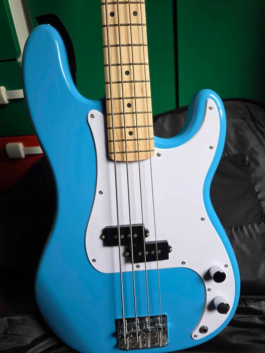 Fender Squier Електрическа Бас китара като Нова