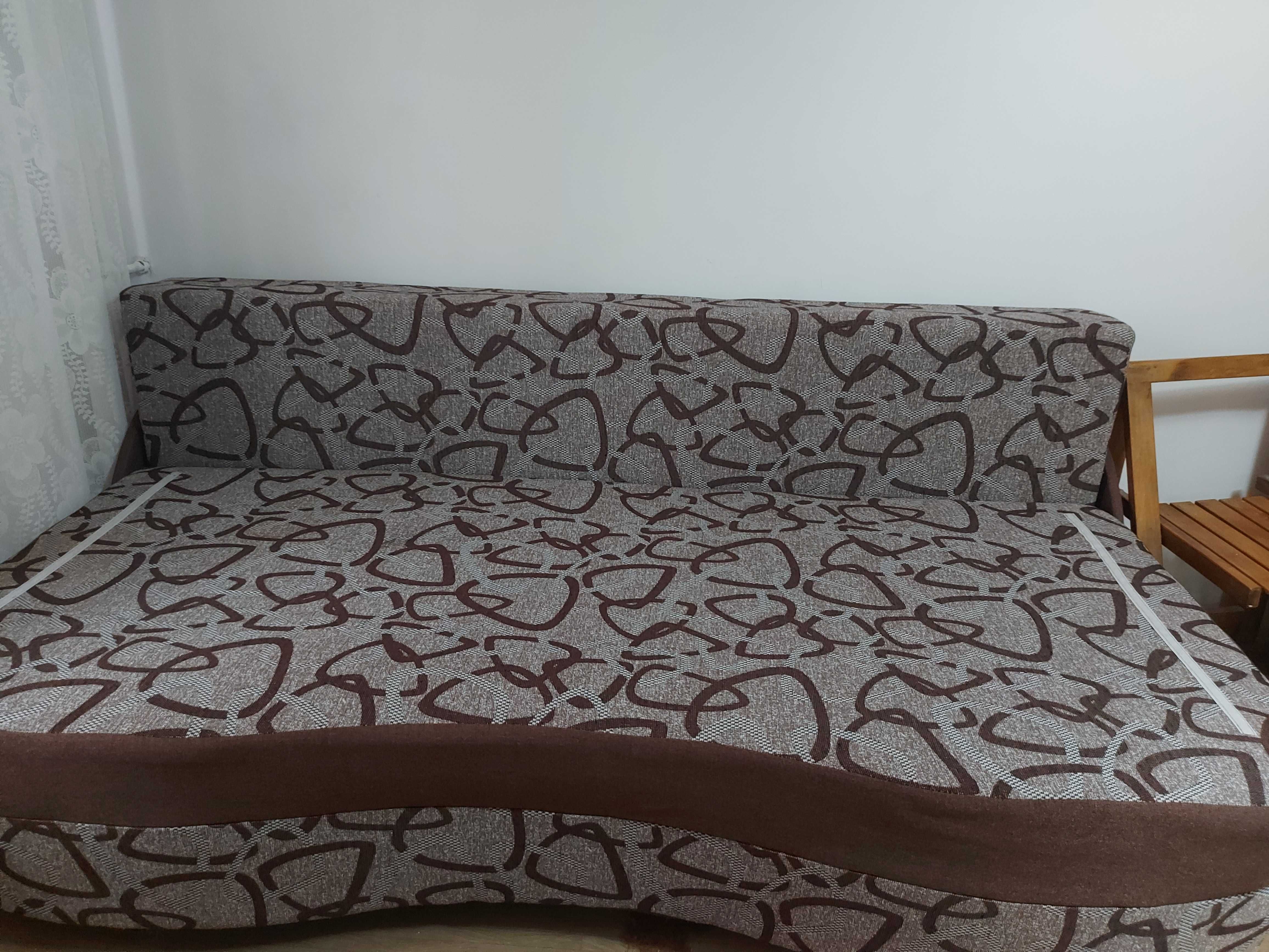 Canapea extensibila moderna, cuier, dulap