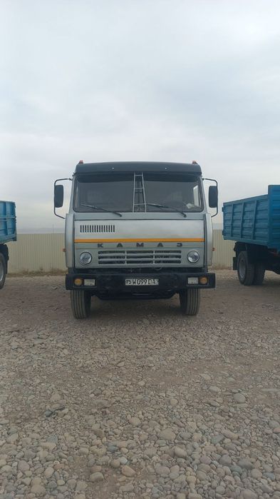 Kamaz samosval ishlab turgan moshina