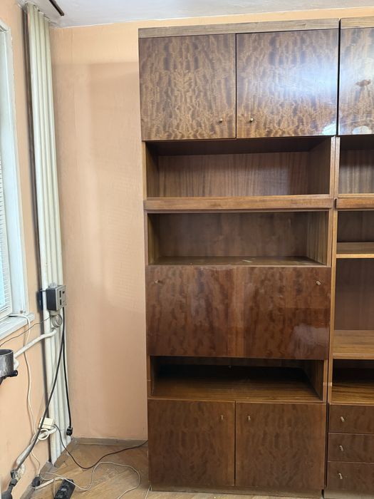 Шкаф за хол с голяма единична вратичка, тъмен цвят