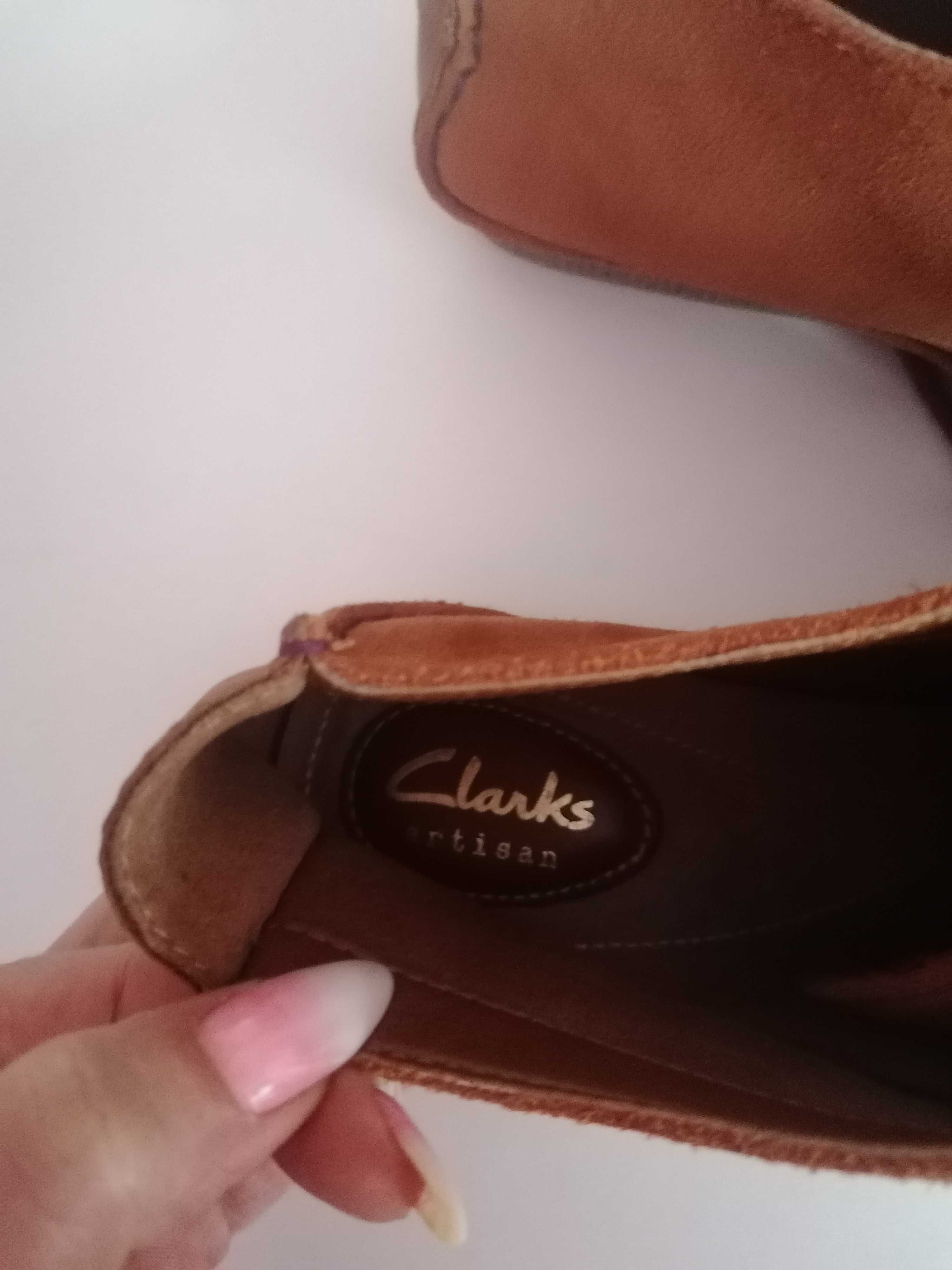 Clarks мокасини много удобни.