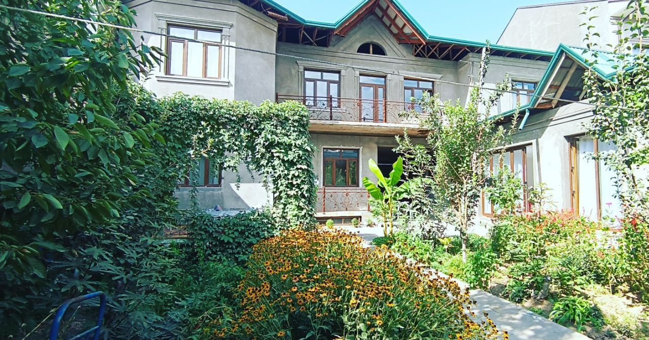 Ховли 5 соток.
11 хонадан иборат.
6 та хона теплый пол.
85 % биткан.
Э